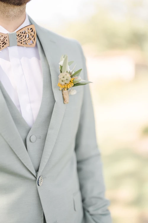 collier noeud papillon bouton rose composition florale